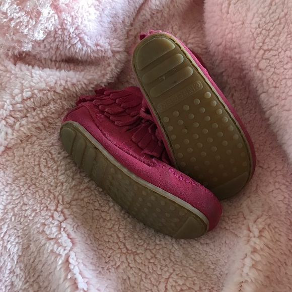 Toddler fringe Minnetonka booties - Picture 3 of 6